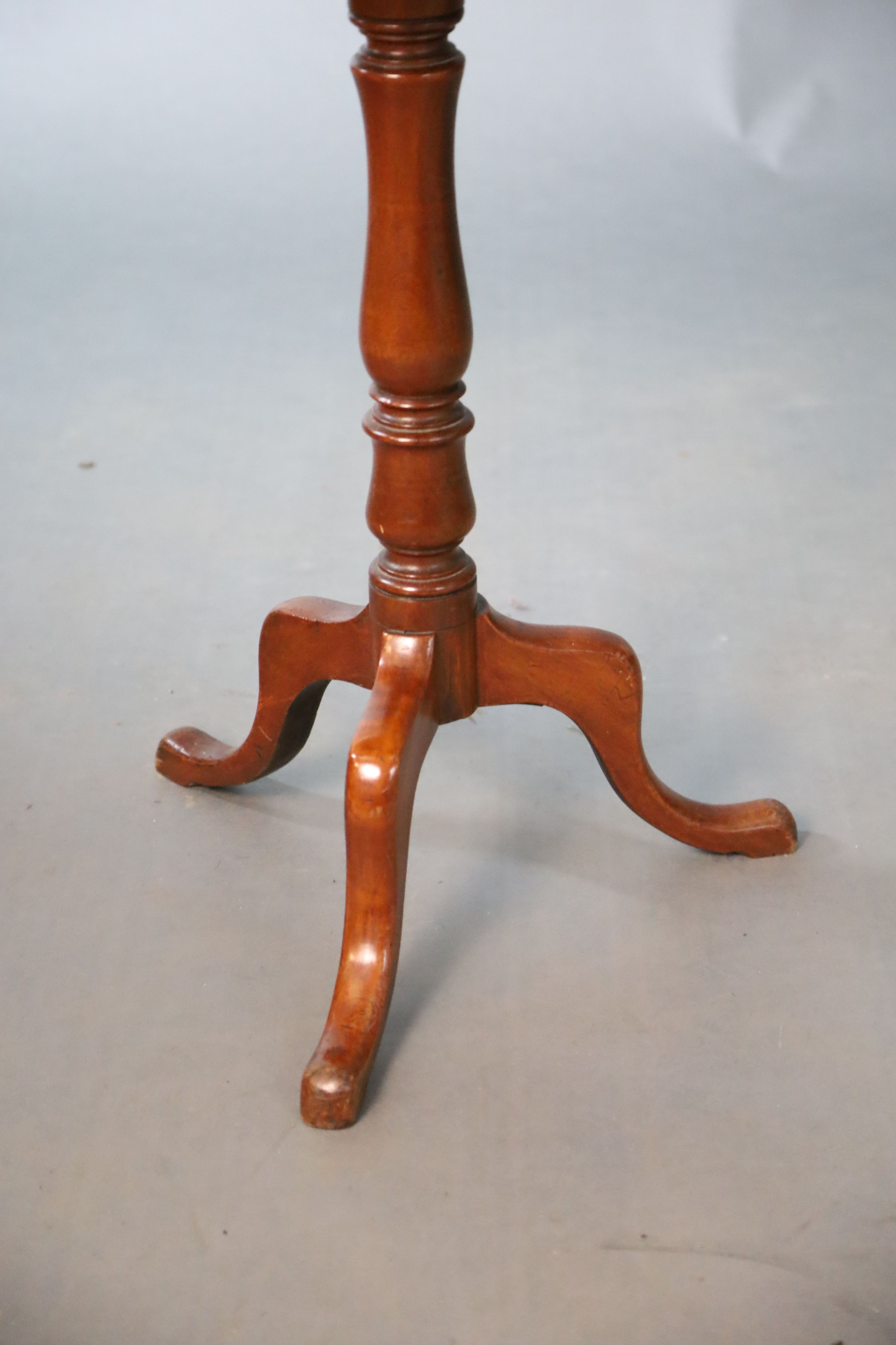 An early Victorian mahogany tripod table, W.58.5cm D.44.5cm H.69cm